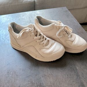 Light pink Everlane sneaker